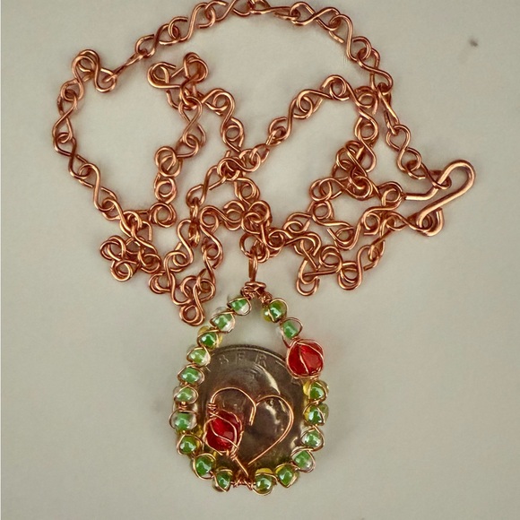 Elegant Green and Red Heart Pendant Necklace - Picture 4 of 4